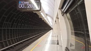 Московский метрополитен станция Савеловская БКЛ прибывает поезд Москва 2019