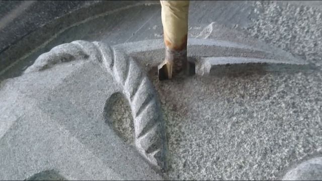 Фон в барельефе при помощи бучарды на камне КАМНЕОБРАБОТКА