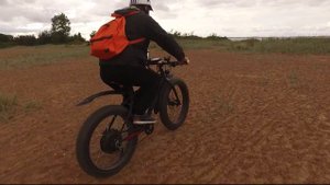 Электрический фэтбайк в естественной среде. Электровелосипед фэтбайк на песке.