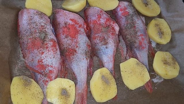 Запечённый красный окунь с картофелем.Отличное блюдо к обеду или к ужину! #окунь #запеченнаярыба