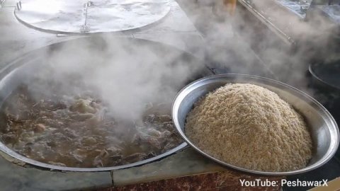 Kabuli Pulao Recipe | Giant Meat Rice Prepared | Most Famous Afghani Pulao | Peshawar Street Food