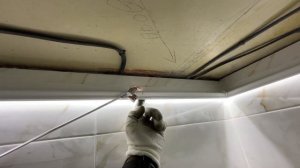 Парящий потолок в ванной как основное освещение )