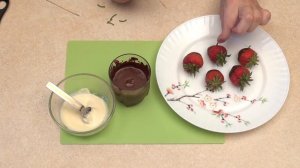 Десерт из клубники. Клубника в шоколаде. Вкусные десерты. Клубника в шоколаде рецепт.