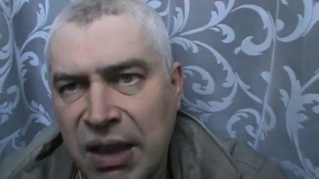 Геннадий Горин показывает фотографии 11 декабря 1994 года