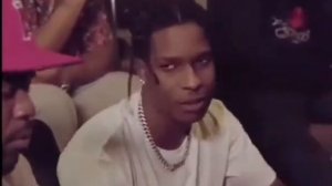 Вот ты рубашку носишь за 300 долларов,а я за 300 рублей...