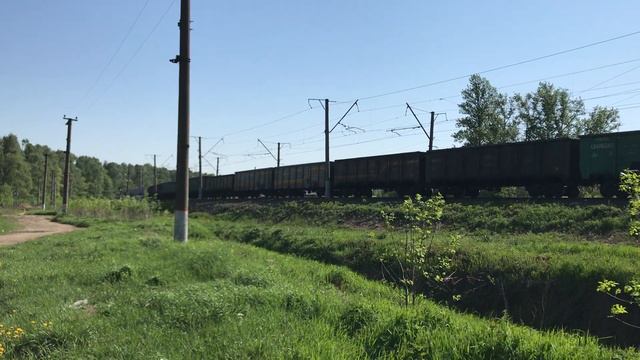 Зелёный электровоз ВЛ11-074/095А с полувагонами смотреть онлайн