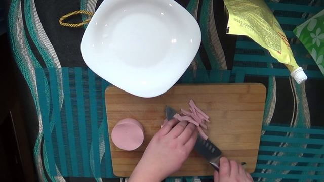 Салат с роллтон и колбасой смотреть онлайн