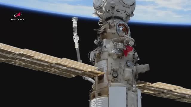 Космонавты Роскосмоса вынесли в открытый космос копию Знамени Победы