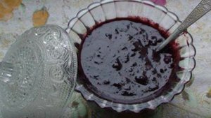 Шоколадное сливовое варенье с орехами
