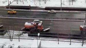 В Москве спецтехника убирает даже лужи