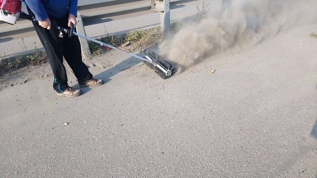 Насадка Зачищетка SA100 + Бензокоса Стриж SG230 наводят блеск на асфальте. смотреть онлайн