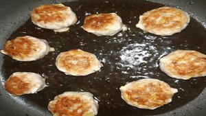 Мясные тефтели с картофельными колобками в соусе на плите