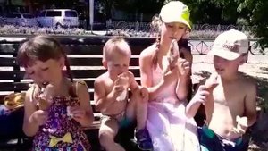 Дети кушают мороженое очень сосредоточенно