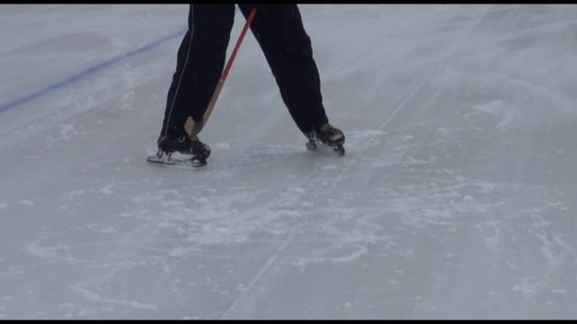 Техники выполнения передачи мяча без отрыва клюшки от льда. Пособие по хоккею с мячом ИФКСиЗ САФУ смотреть онлайн