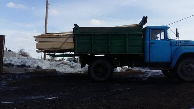 ЗИЛ 130 негабаритный ГРУЗ! 4 МЕТРА ПИЛОМАТЕРИАЛА 5,5 КУБОВ НА ЗИЛ КОРОТЫШ!