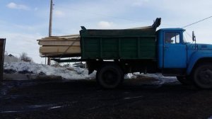 ЗИЛ 130 негабаритный ГРУЗ! 4 МЕТРА ПИЛОМАТЕРИАЛА 5,5 КУБОВ НА ЗИЛ КОРОТЫШ!
