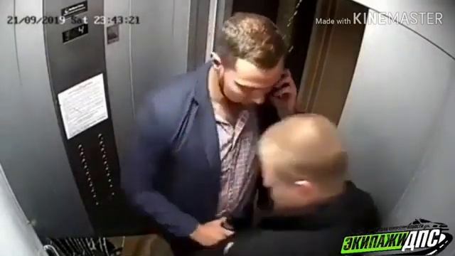 Поступок двух парней в лифте сняла камера: видео набирает популярность смотреть онлайн