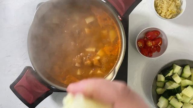 Твендян тиге – классический корейский суп с пастой из соевых бобов (된장찌개)