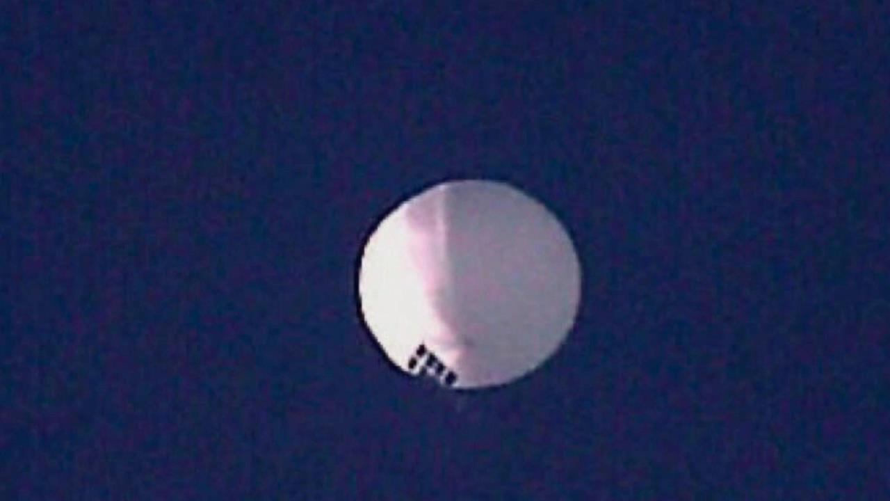 Переполох в Пентагоне вызвал воздушный шар-шпион, который пролетает над США