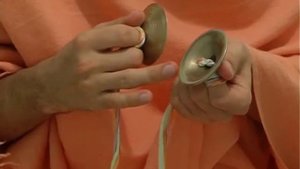 Урок игры на караталах 1 – Постановка Рук