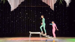 Юдаева Виолетта ,13 лет.( в зеленом костюме). Акробатический этюд . Цирковая студия "Арена" г.Саки