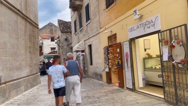 Сирена в городе Omis 😳 Ужин😋 смотреть онлайн