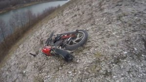 скинули мотоцикл Орион с большой скалы