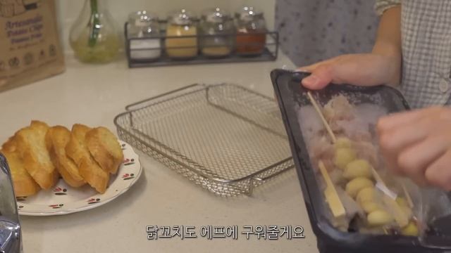 ENG) 자취 브이로그ㅣ엽떡이랑 허니콤보 먹으며 홈파티하는 연말 자취생 일상ㅣ주방청소ㅣ에그인헬, 계란장조림, 차돌박이볶음밥, 구겔호프, 찜닭, 닭꼬치, 혼술