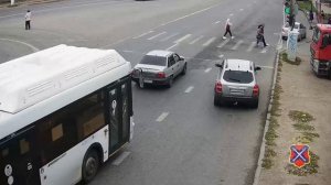 Волгоградку сбила иномарка на островке безопасности: видео