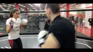 Бой руки базуки против девушки из MMA полный бой