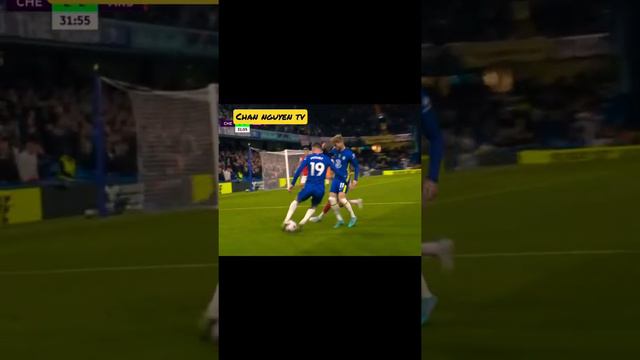 Fiercely holding the ball of Mason Mount - Azpilicueta