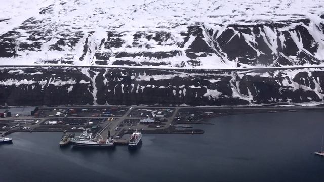 Landing in Longyearbyen, Svalbard,full HD. Scenic flight over the northernmost capital in the world смотреть онлайн