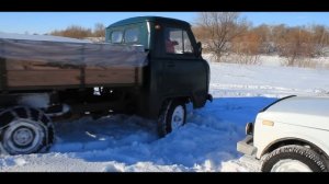 НИВА и УАЗ по глубокому снегу. Надели цепи на бортовой УАЗ.