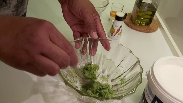 How to Make Tzatziki sauce // Original Greek Food by Dimas Yunani смотреть онлайн