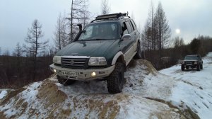 Сузуки Гранд Витара штурмует крутую насыпь. Тренировка в формате RFC