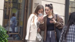 Москва. Элегантные осенние девушки на Патриарших прудах