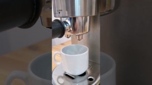 DELONGHI DEDICA EC685 (EC680) Рожковая кофеварка. Демонстрация работоспособности