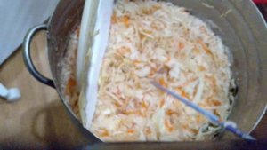 Капуста заквасилась .Дегустируем и выносим на холод .