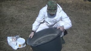 Пчеловедение. Весенняя подкормка пчёл имитацией пыльцы.