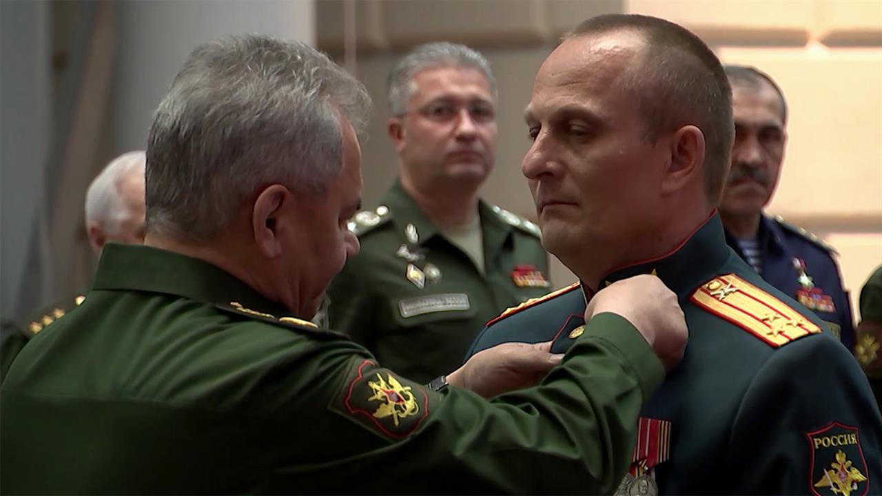 Сергей Шойгу вручил отличившимся военнослужащим "Золотые Звезды" Героев России