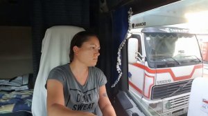 Баба на фуре заезжает задом на паром