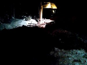 Komatsu 400 делает захоронку.