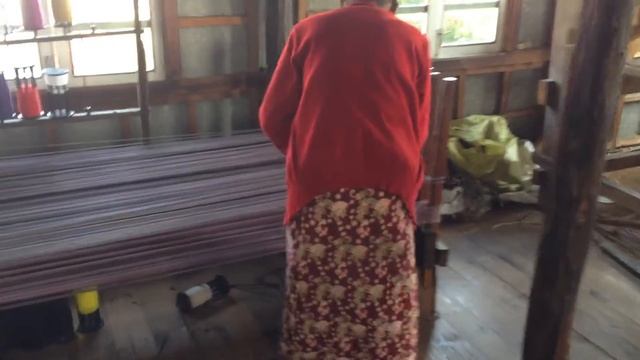 Производство лотосовой ткани. Мьянма. Инле озеро
