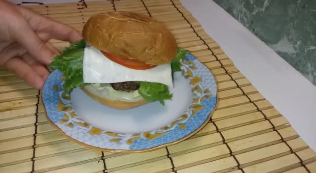 Готовлю сочный чизбургер не хуже чем в Макдональдсе! Готовьте сразу побольше! (720p).mp4