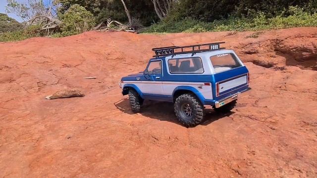 Traxxas TRX4 Team Raffee Co Ford Bronco Hardbody смотреть онлайн