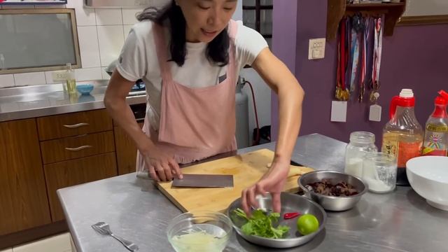 木耳這樣做最好吃_涼拌黑木耳_￼簡單容易，酸爽怡人_章新漫談，蔬食上菜