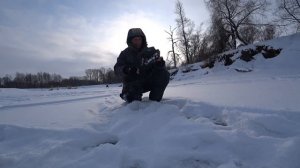 Пробурил ЛУНКУ на середине РЕКИ, а там РЫБЫ | ЖЕСТЬ | Открыл сезон ЗИМНЕЙ РЫБАЛКИ 2022! Серия 1