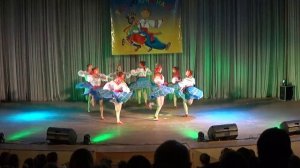 Сюжетный танец "Шли девчата с ярмарки" - танцевальный коллектив "Сувенир"