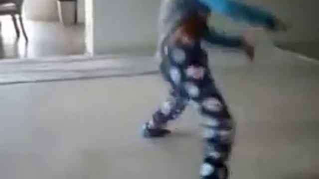 пацану 6 лет...что он творит??? смотреть онлайн