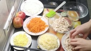 Слоёный салат с курицей, яблоком и морковью